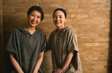 サウナで汗を流す2人の若い女性　ビューティイメージ