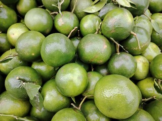 Pile of Fresh Green Oranges Citrus Fruits at Farmers Market Rich in Vitamin C and Antioxidants