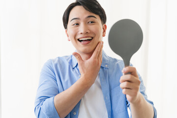 スキンケアをする若い男性　ビューティイメージ