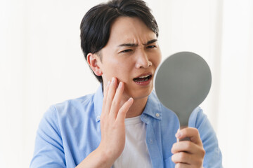 スキンケアをする若い男性　ビューティイメージ