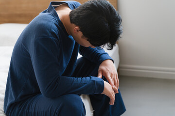 気分が悪い寝起きの若い男性　ライフスタイルイメージ