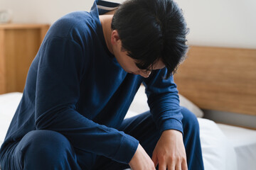 気分が悪い寝起きの若い男性　ライフスタイルイメージ