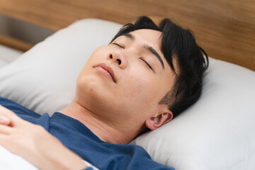 ぐっすりと眠る若い男性　ライフスタイルイメージ