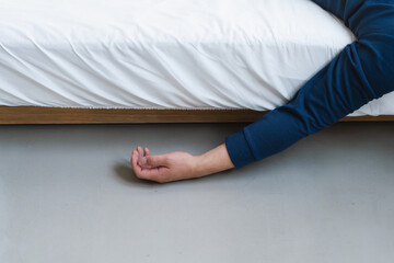 酷い寝相の若い男性　ライフスタイルイメージ