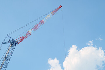大型クレーンと青空に浮かぶ白い雲