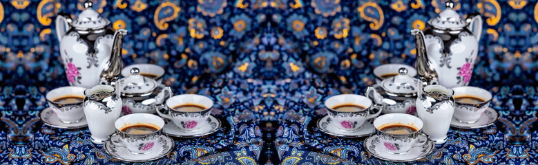 Set di tazzine di caffè di porcellana su sfondo astratto colorato	