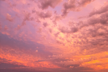 Bunter Himmel mit rosa Wolken bei einem wunderschönen Sonnenuntergang, Hintergrund