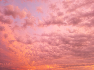 Bunter Himmel mit rosa Wolken bei einem wunderschönen Sonnenuntergang, Hintergrund