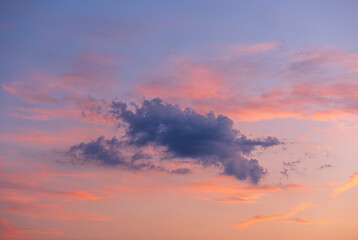 Bunter Himmel mit rosa Wolken bei einem wunderschönen Sonnenuntergang, Hintergrund