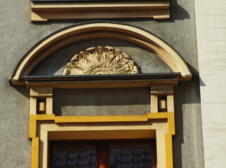 Ozdobny portal-gzyms nad oknem.