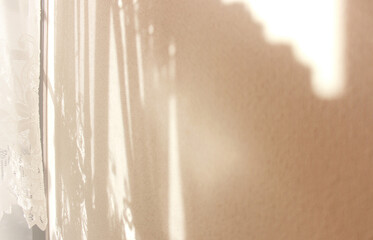夕方の光あふれる部屋　レースカーテンの影