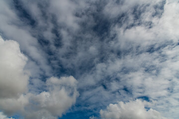 Obraz premium Medium and low cloud cover in the blue afternoon sky