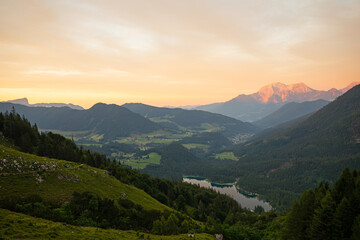 Magischer Sonnenuntergang an der Halsalm über dem Hintersee mit Blick zum Hoher Göll, Hochkalter und Untersberg.