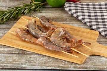 Raw shrimp skewer for grill