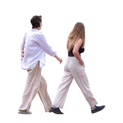 Deux  femmes une adulte et une plus jeune, vues de dos, marchant en été, l’une en chemise...