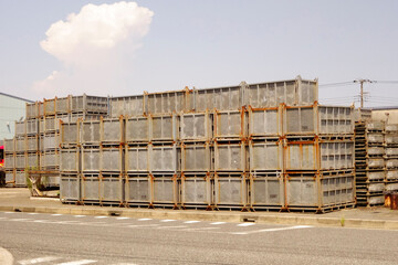 横須賀のフェリーターミナルにやまずみされている金属製のコンテナラック