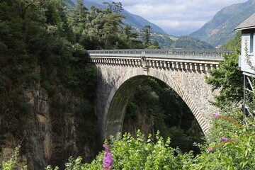 Le pont Napoleon sur le gave de Gavarnie ou gave de Pau, village de Luz Saint Sauveur, département...