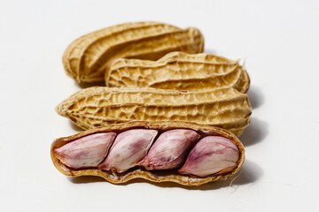 Boiled peanuts in shell
Simple, soft, and protein-rich snack.
