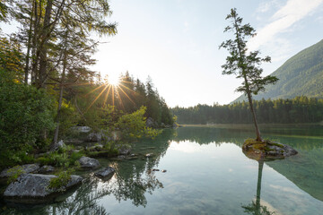 Sommermorgen am Hintersee bei Ramsau mit Sonnenstern und Spiegelung