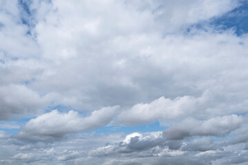 Wechselhafter Himmel mit Schauerbewölkung, Himmelsersatz, Hintergrund