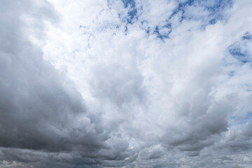 Dunkle aufziehende Regenwolken, Himmelsersatz, Hintergrund