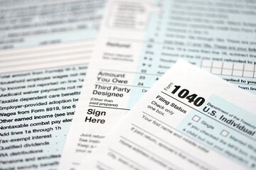 Obraz premium 1040 US individual income tax return form blank close up. Few pages of united states tax blank