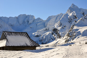 Mountain hut and Dolina Gąsienicowa valley in High Tatra Mountains in winter, Tatrzanski Park Narodowy, Poland © Aneta