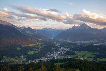 Naklejka premium Panoramablick von der Kneifelspitze auf Berchtesgaden, Watzmann und Königssee.