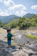 Fototapeta premium 山の景色と子供