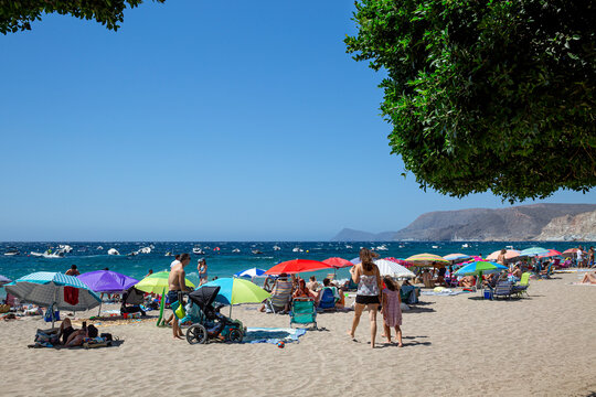 Playa de veraneo con gente disfrutando de las vacaciones