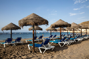 Vistas de unas tumbonas en la playa