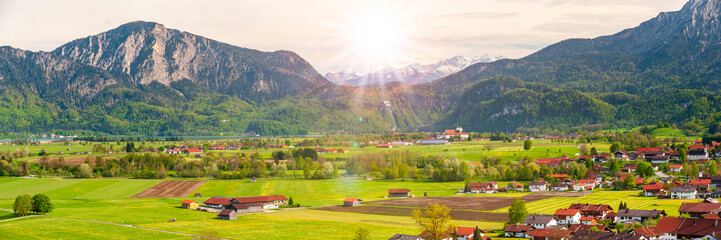 Panorama Landschaft in Oberbayern am Kochelsee mit Kloster Schlehdorf und Walchensee-Kraftwerk -...