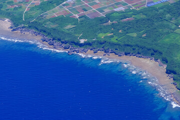 空から眺めた海と緑豊かな沖縄の景色