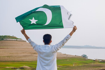 hispanic man holding flag on his back of Pakistani flag