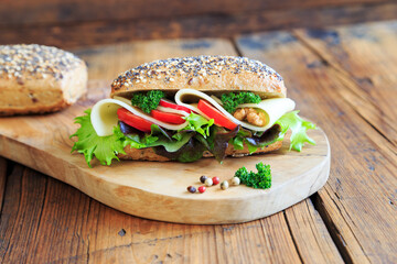 Belegtes Brötchen mit Käse