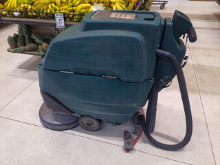 Floor cleaning with a machine