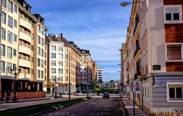 Obraz premium Bright city street in Oviedo with classic European residential buildings on a sunny day