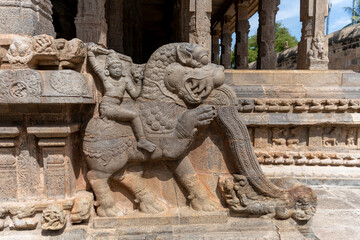 La pierre sculptée accueille le silence
