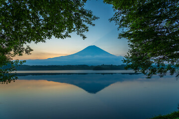 田貫湖の水面に映る朝の富士山