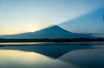 田貫湖の水面に映る朝の富士山