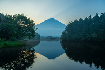 田貫湖の水面に映る朝の富士山
