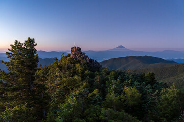 奥秩父山塊天狗岩と夜明けの富士山