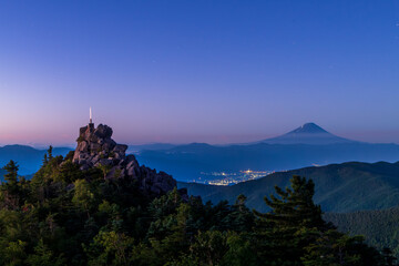 奥秩父山塊天狗岩と夜明けの富士山