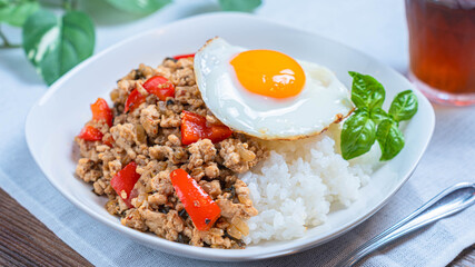 バジルと目玉焼きを添えた彩り豊かなガパオライス