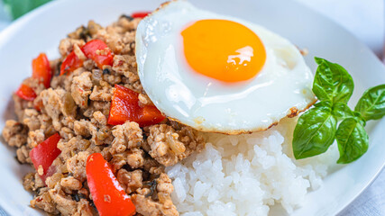 バジルと目玉焼きを添えた彩り豊かなガパオライス