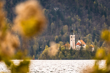 Hermosa postal del Lago de Bled, en Eslovénia, un día de otoño © Javier