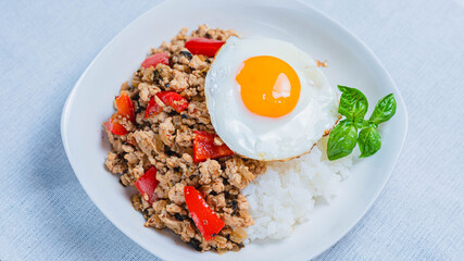 バジルと目玉焼きを添えた彩り豊かなガパオライス