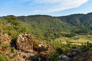 Fototapeta premium A beautiful landscape with rolling hills covered in lush green vegetation.