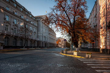 Fototapeta premium A quiet, empty street with cobblestones and old buildings in Kyiv during autumn, perfect for travel, historical, or cultural projects with a peaceful, nostalgic mood