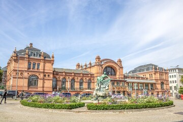 schwerin, deutschland - denkmal mit blumen vor dem hauptbahnhof